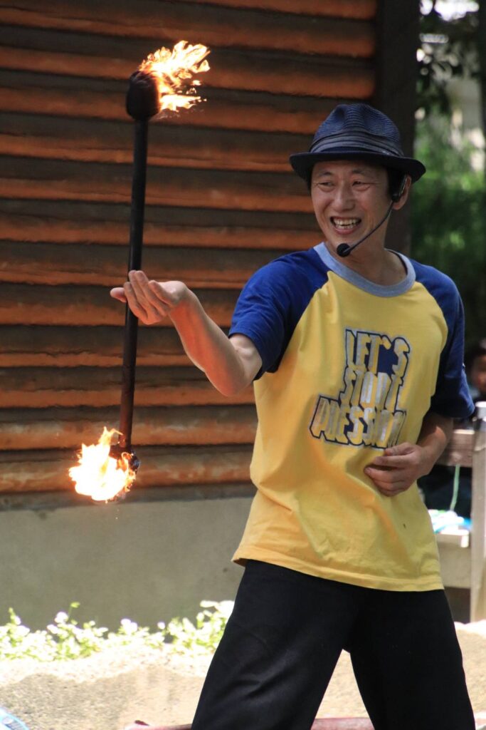 大道芸人GEN（ジェン）がファイヤースタッフを宇都宮動物園 大道芸イベントで行っている。